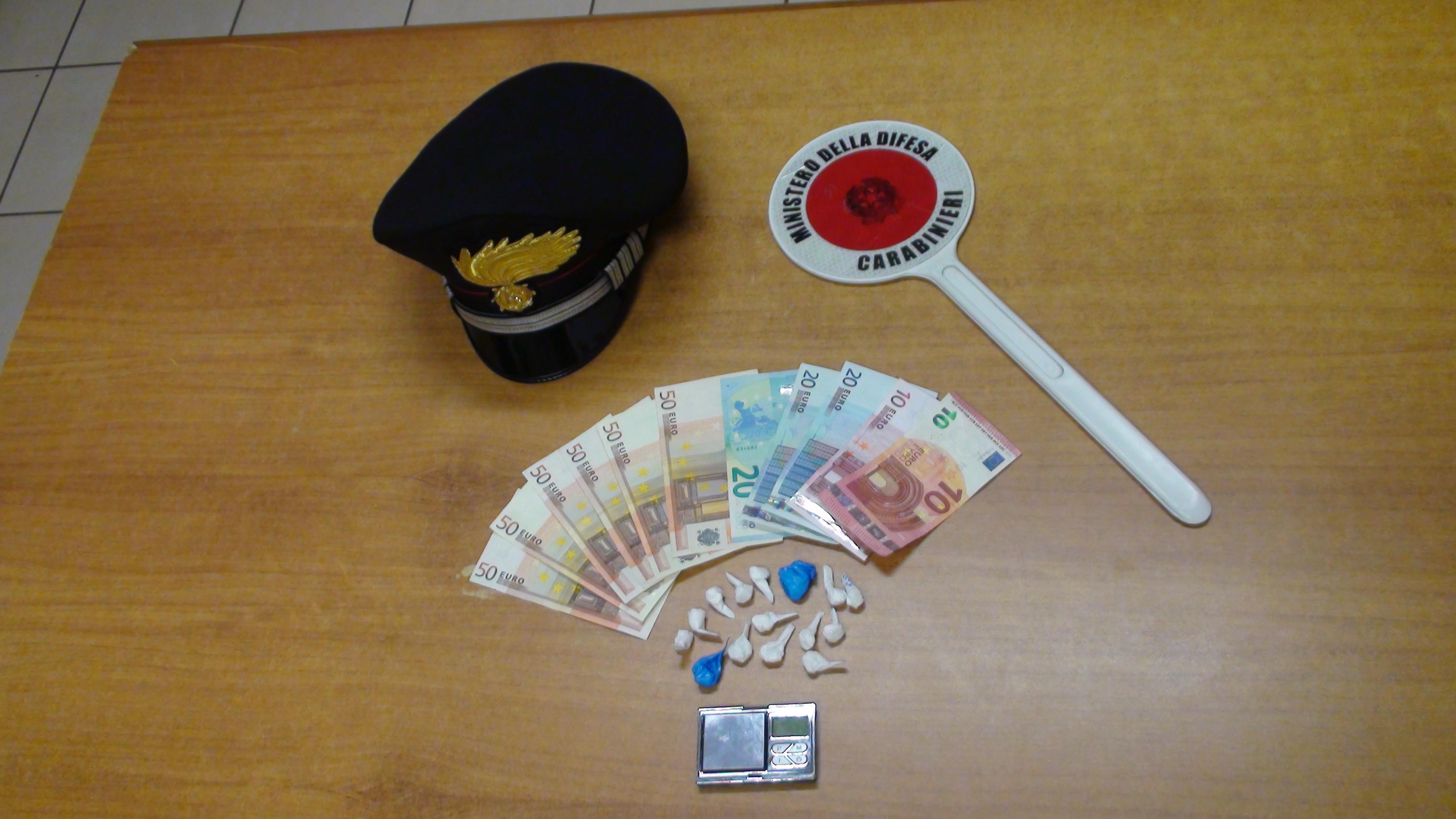 Le dosi di droga sequestrate dai carabinieri