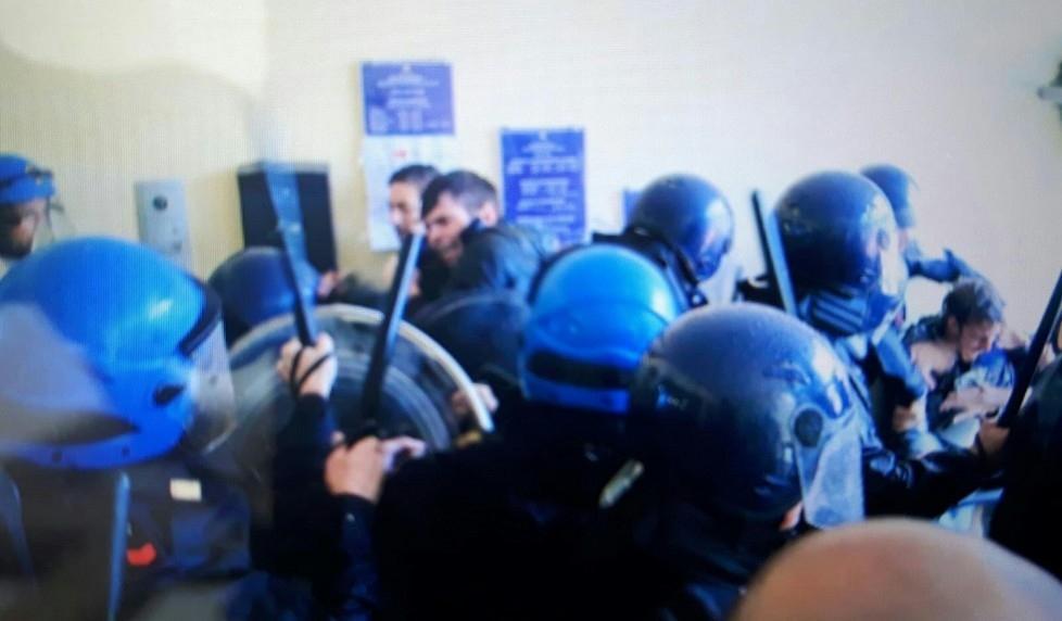 Scontri in Redecocca, il Guernica: "Dopo le botte anche l'oltraggiosa stangata giuridica" 