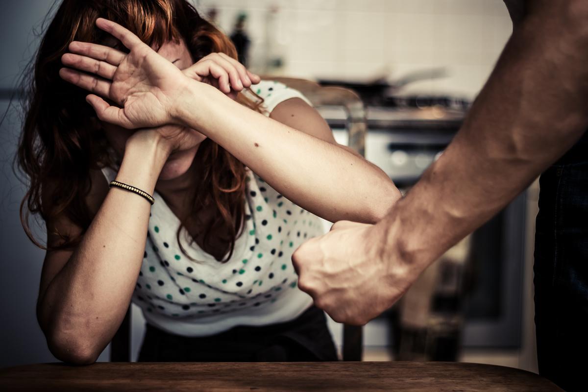 Picchia e offende la moglie davanti ai figli: arrestato