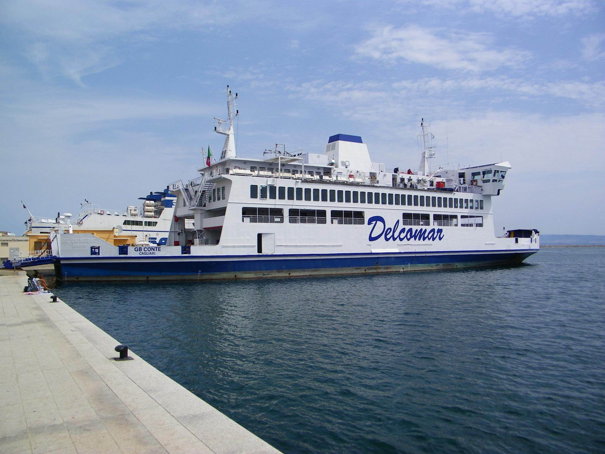Carloforte, avaria al traghetto: passeggeri costretti a rientrare in porto