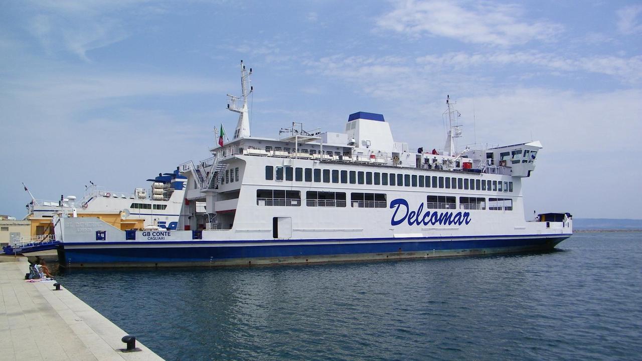 Carloforte, avaria al traghetto: passeggeri costretti a rientrare in porto