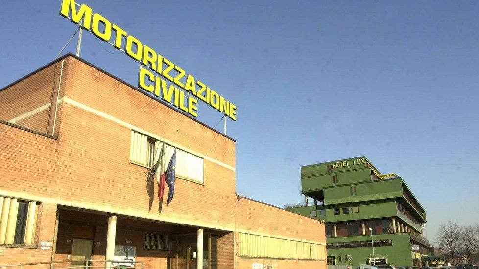 Fa l’esame di teoria per la patente al posto dell’amico: denunciati