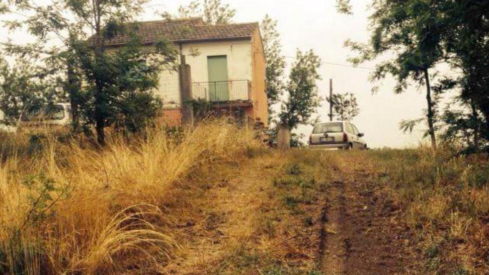 La casa senza strada «Paghiamo le tasse senza avere servizi»