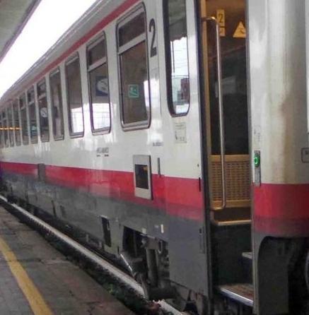 Tariffe gonfiate sui treni «Risarcire i pendolari»