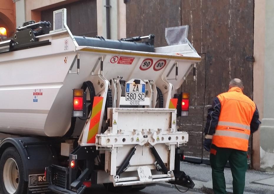 Cento punta sui “rifiuti zero” e cerca l’amianto 