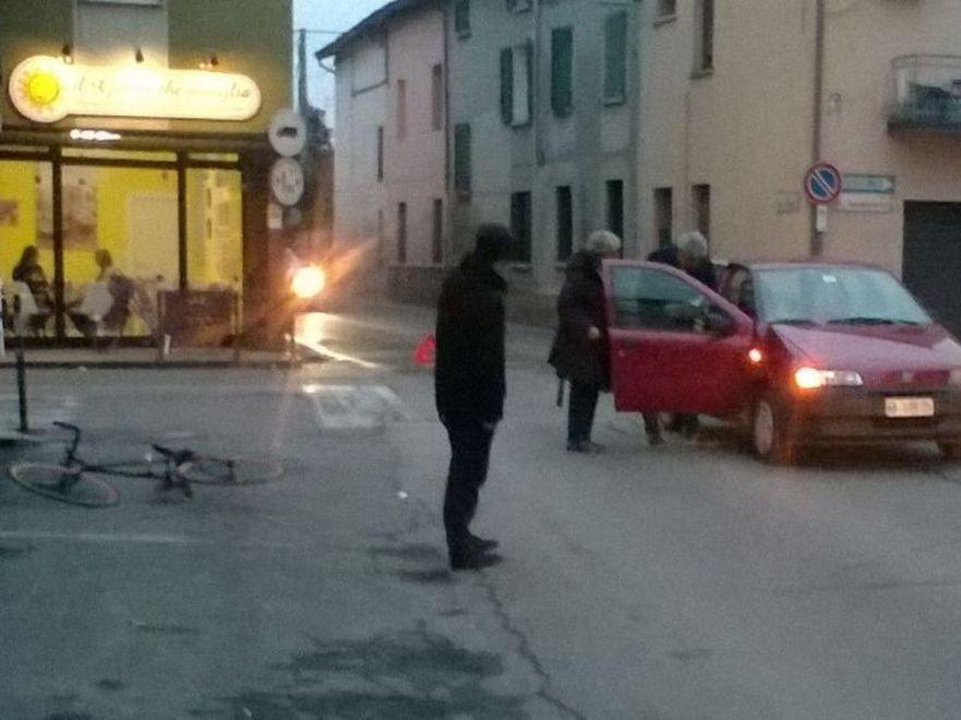 Ragazzo in bici investito da un’auto