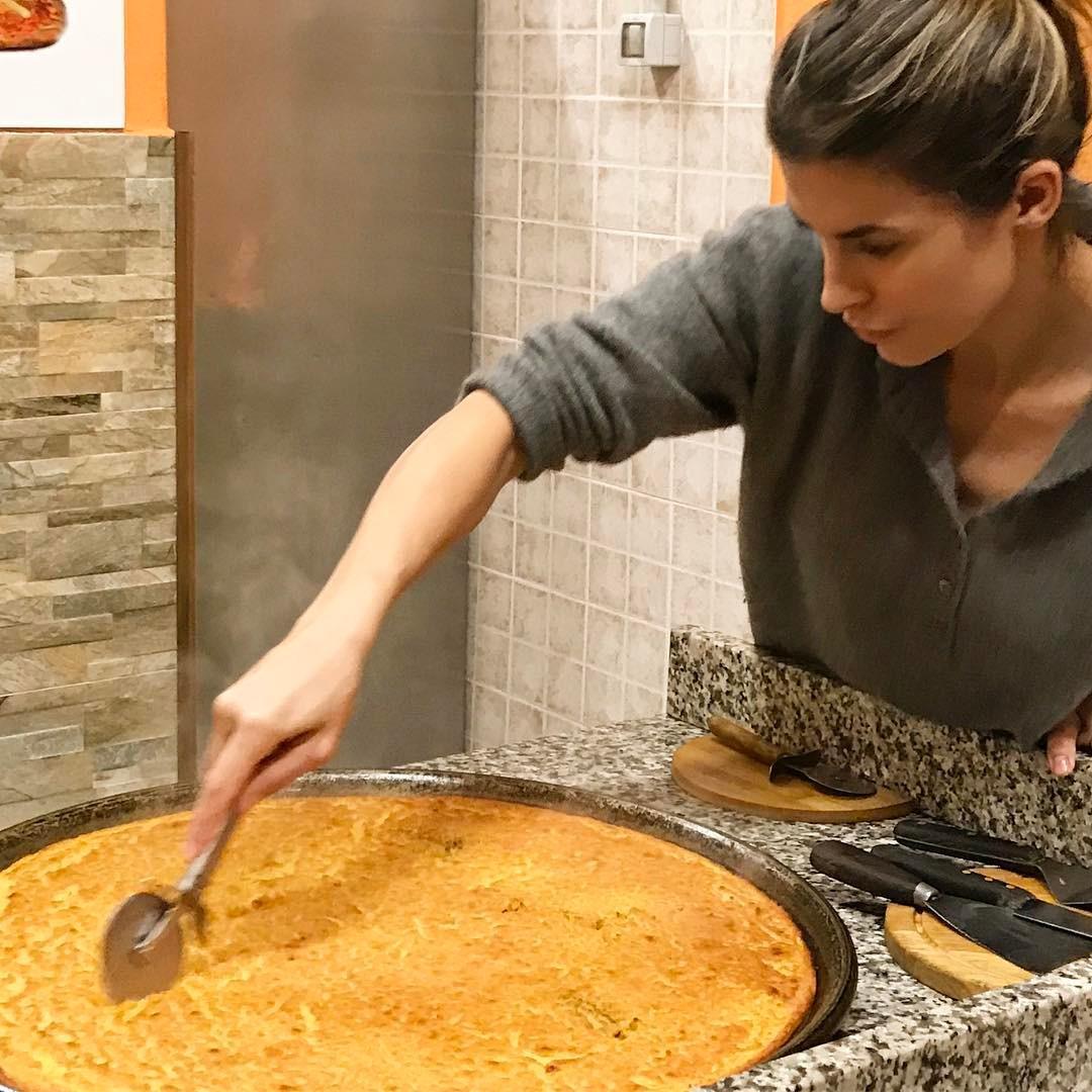 Elisabetta Canalis mentre taglia la fainè (foto Instagram)