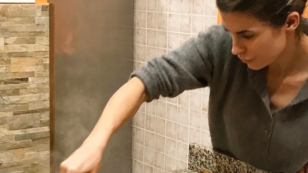 Elisabetta Canalis mentre taglia la fainè (foto Instagram)