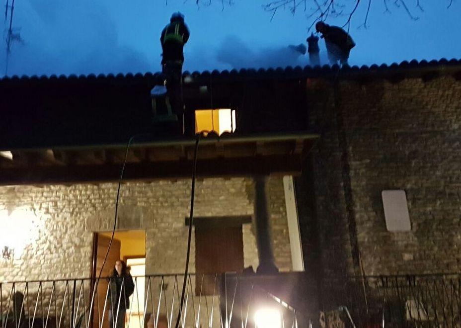 I vigili del fuoco in azione sul tetto della casa di via Matilde di Canossa