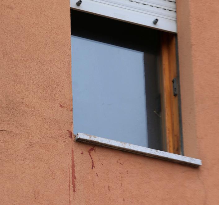 La moglie lo bastona e lui per sfuggirle si getta dalla finestra 