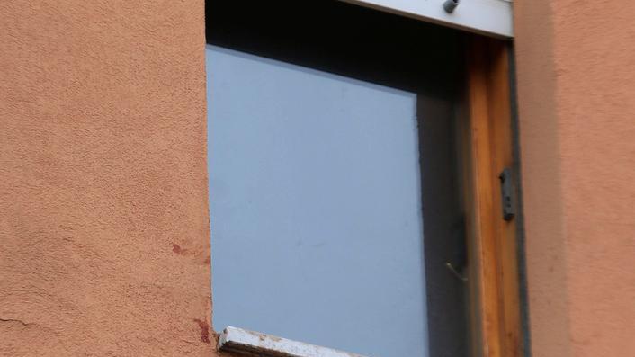 La moglie lo bastona e lui per sfuggirle si getta dalla finestra