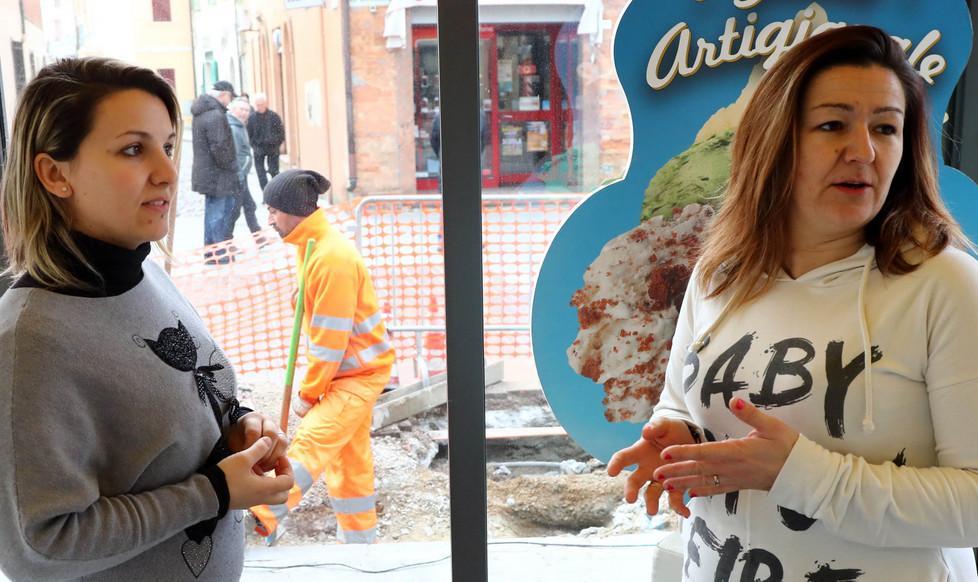 Intrappolate in negozio a causa del cantiere 