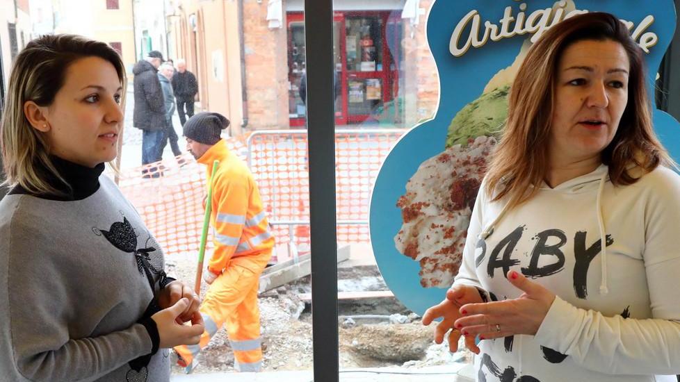 Intrappolate in negozio a causa del cantiere