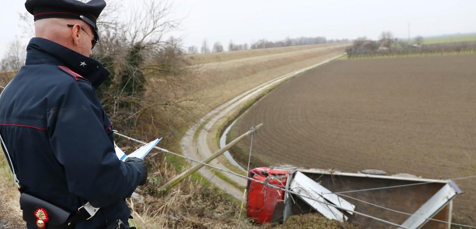 Cede la strada e il camion va giù 