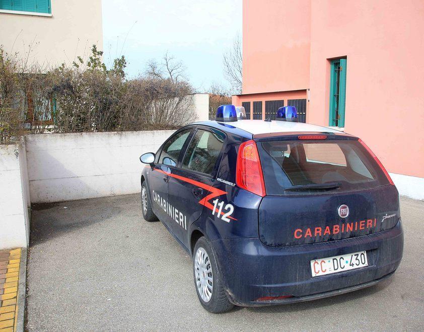 Entrano dalla finestra portano via ori e denaro