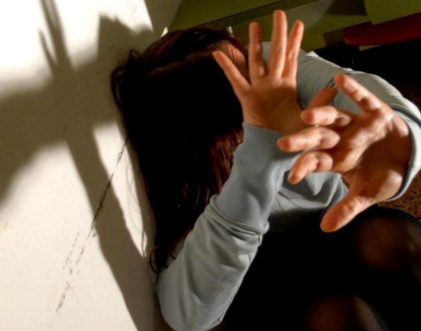 Picchia la moglie per gelosia, arrestato 