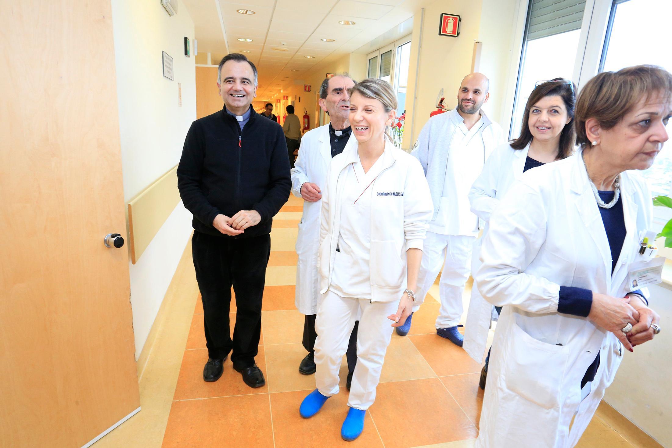 Il vescovo al Policlinico di Modena: «Medici e infermieri ricordate, un sorriso al malato vale una medicina» 