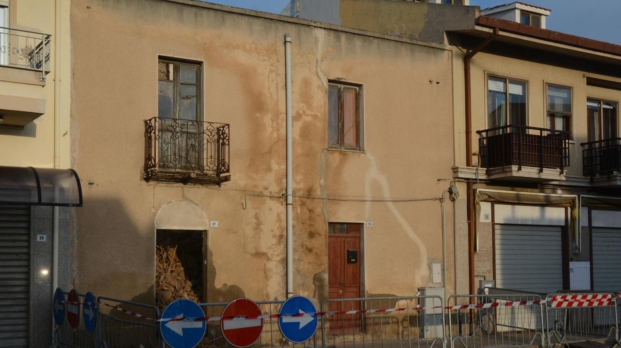 La casa è stata transennata dopo il crollo del tetto