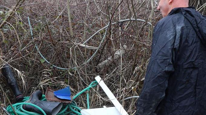Otto chilometri di spazzatura tra argine e strada