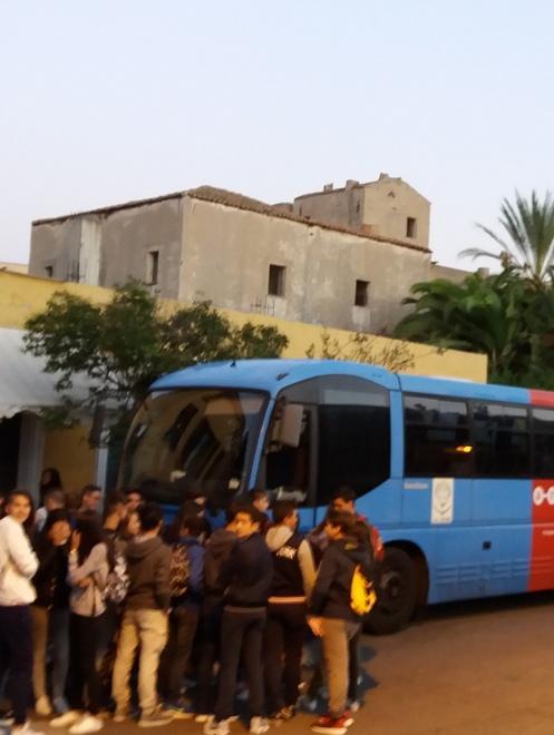 Galtellì, autobus bloccato: anziana dona 6 euro al sindaco per i ragazzi denunciati 