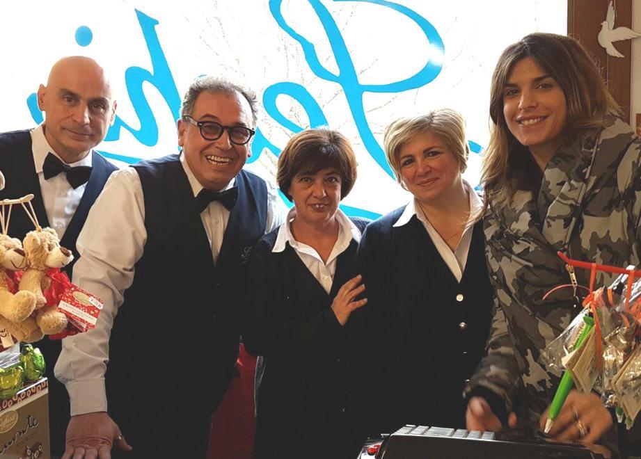 Elisabetta Canalis regina della fainé ma è guerra social 