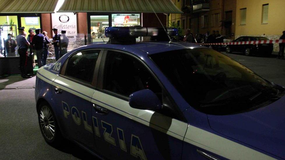 Vince alle slot machine e viene rapinato da tre persone
