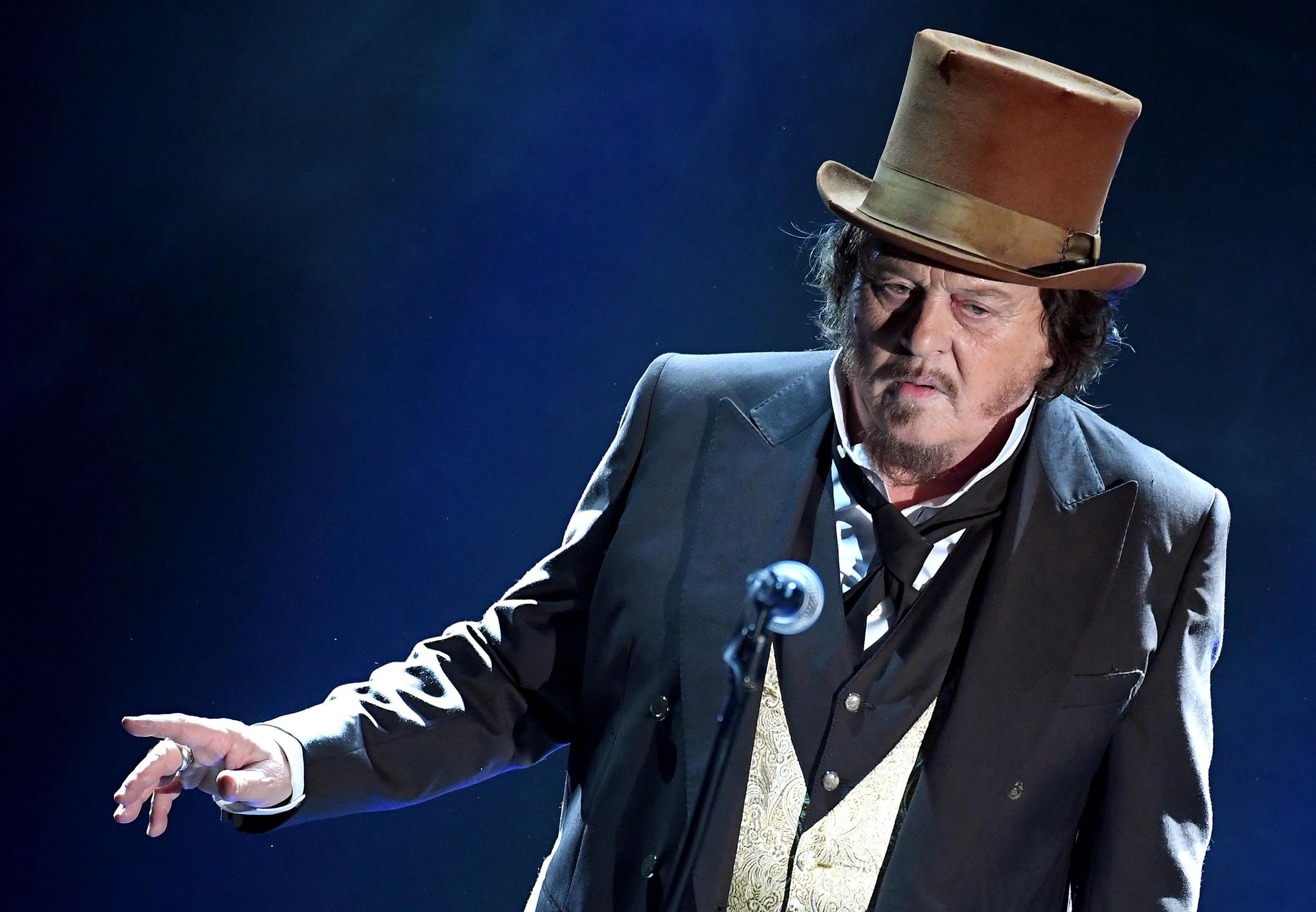 Sanremo si emoziona con l'omaggio di Zucchero a Luciano Pavarotti 