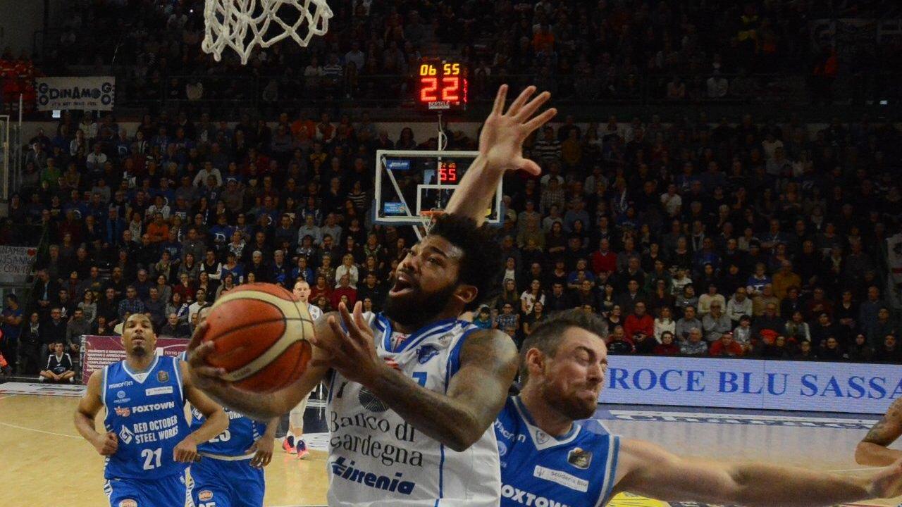 Basket, è ancora una super Dinamo Sassari: Cantù schiantata per 80-65