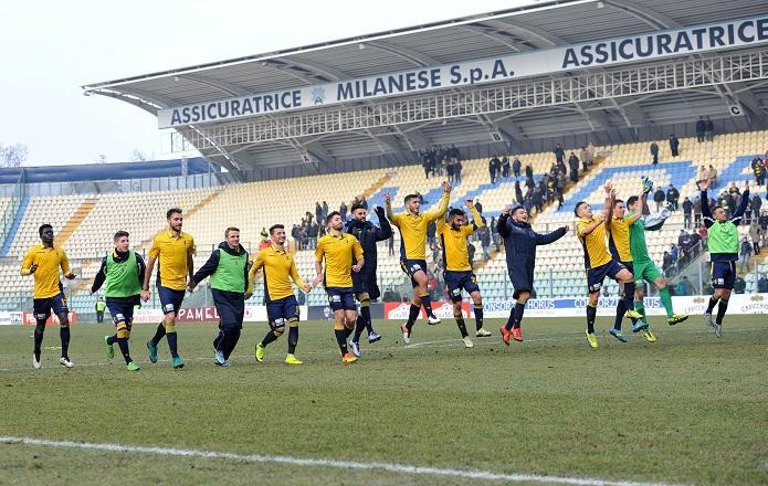 I gialli si prendono l'abbraccio della Montagnani