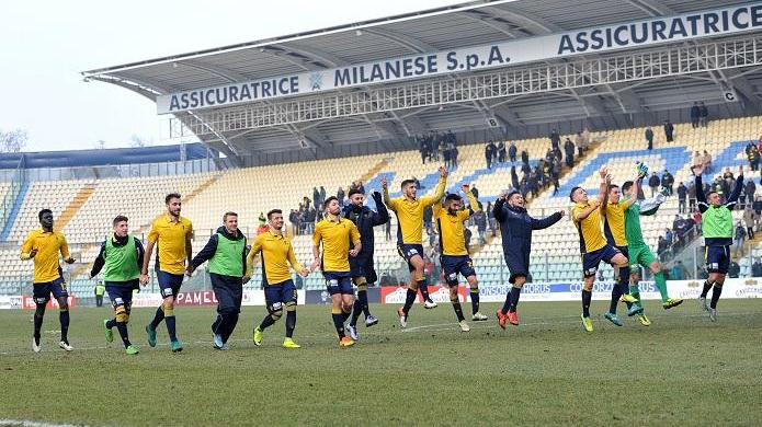 I gialli si prendono l'abbraccio della Montagnani