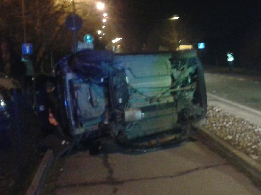 Reggio Emilia, ubriaco alla guida tampona un’auto e la fa ribaltare 
