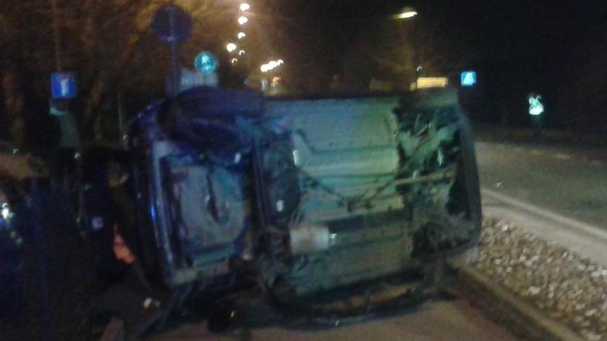 Reggio Emilia, ubriaco alla guida tampona un’auto e la fa ribaltare
