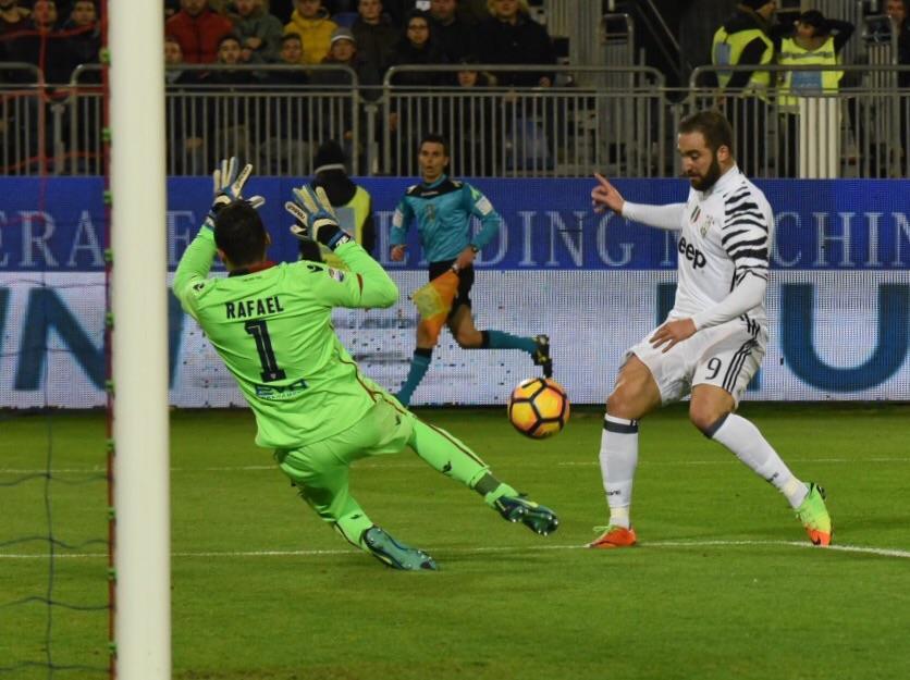 Uno dei due gol di Gonzalo Higuain (foto Mario Rosas)