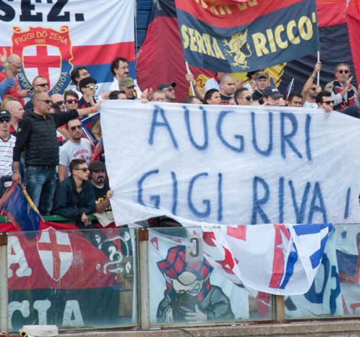 Tutti in piedi per applaudire Gigi Riva 