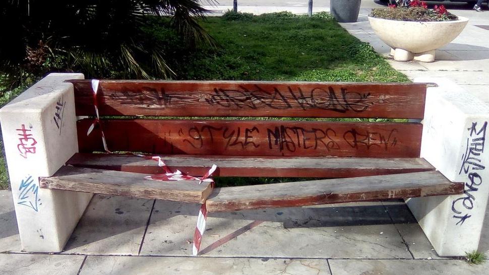 Piazza del Comune, segato il sedile di una panchina