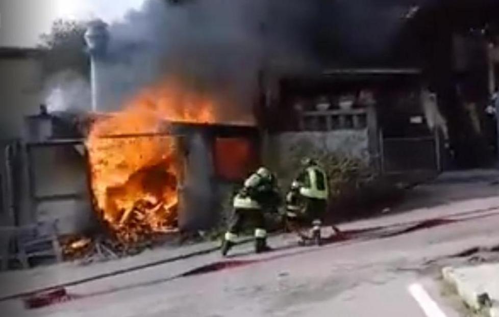 Arzachena, fiamme nella falegnameria del centro storico 
