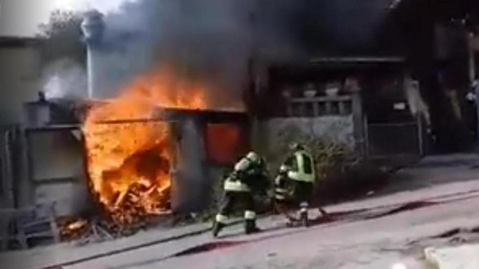 Arzachena, fiamme nella falegnameria del centro storico