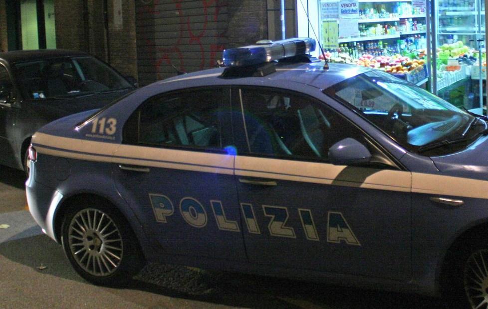 Spacca tutte le auto, bloccato grazie al personale del College 