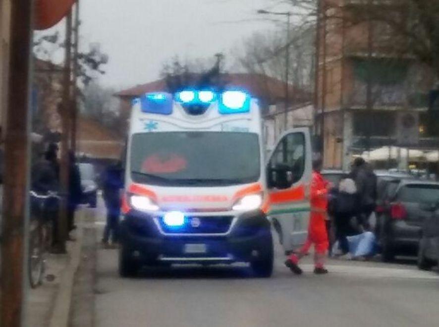 Cade a terra urtata da un’auto 