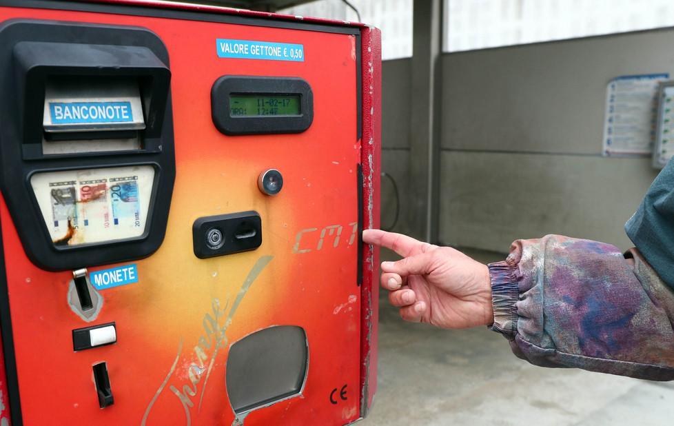 Entrano nel garage e portano via l’auto appena comprata 