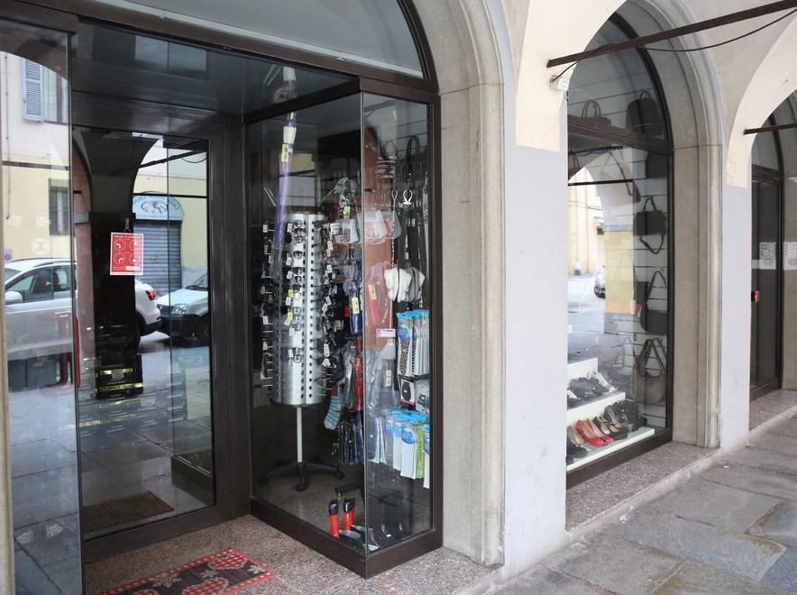 Furto nel negozio di scarpe, rubati 300 euro 