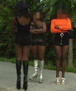Prostitute nigeriane al lavoro in strada (foto d'archivio)