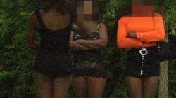 Prostitute nigeriane al lavoro in strada (foto d'archivio)
