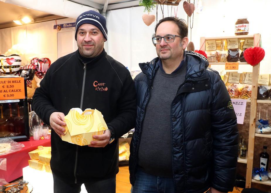 Ladro placcato in piazza, aveva rubato in uno stand 