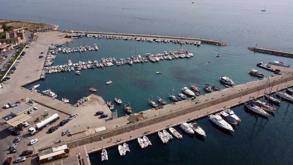 Carloforte, pescatori nei guai: vietato l'accesso notturno ai pontili della darsena