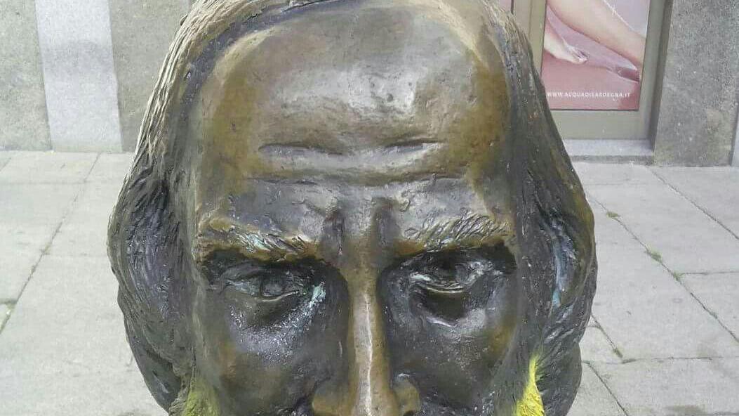 La statua di Garibaldi nel mirino dei vandali dello spray