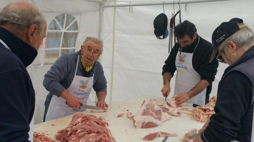 Solara di Bomporto: Salami in piazza, blitz dei vegani