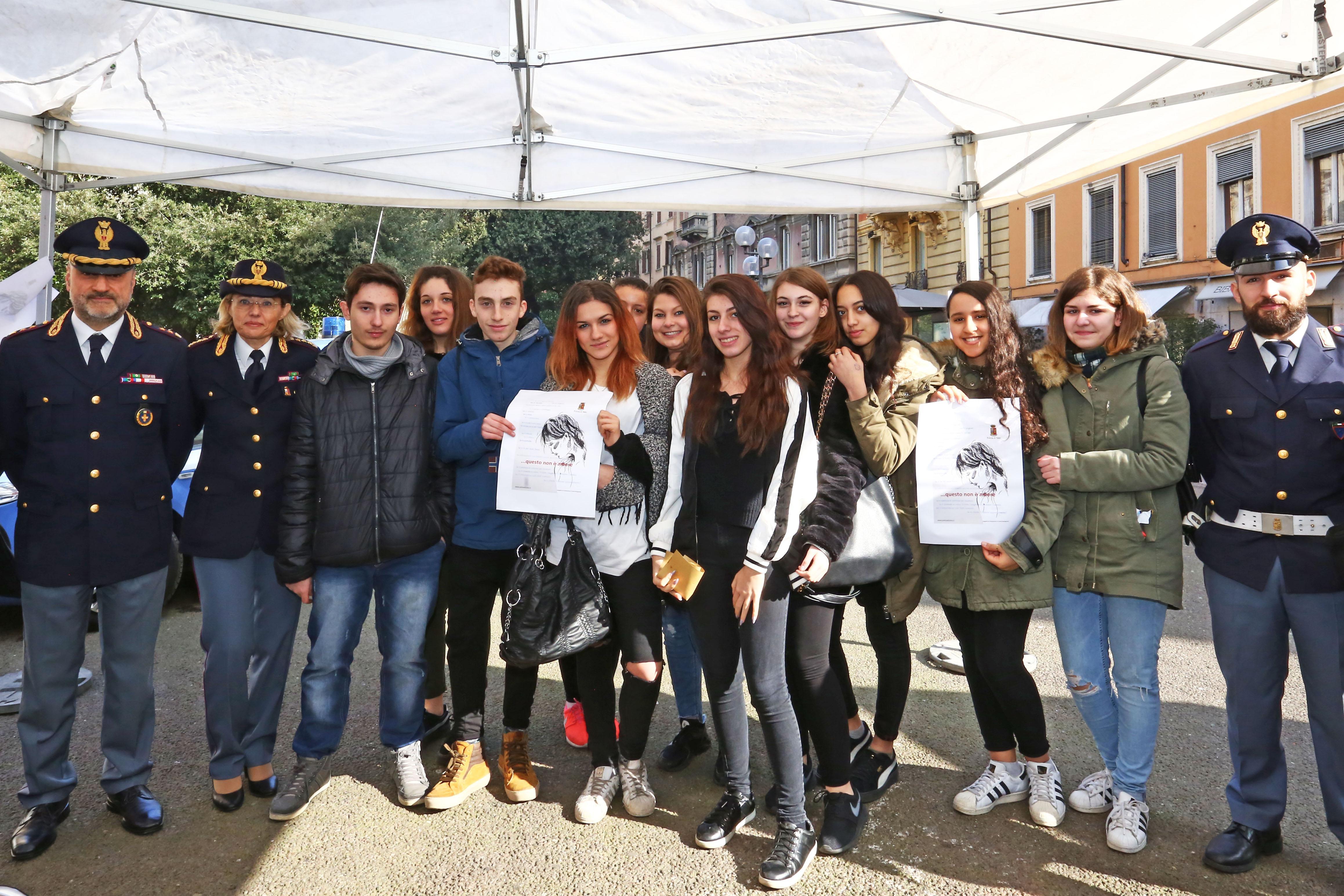Lo staff della Polizia di Stato in piazza a Modena