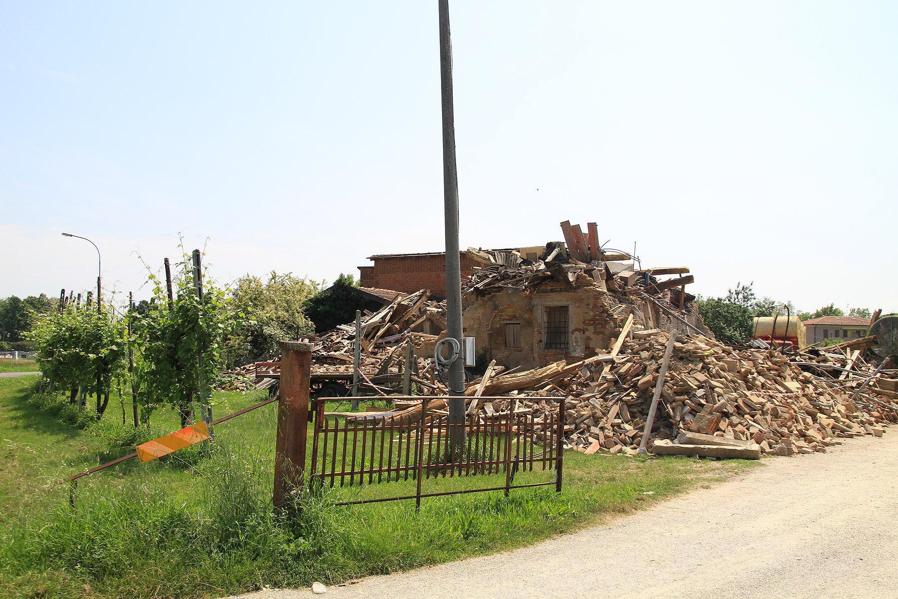 Fienile crollato con il terremoto (foto archivio)