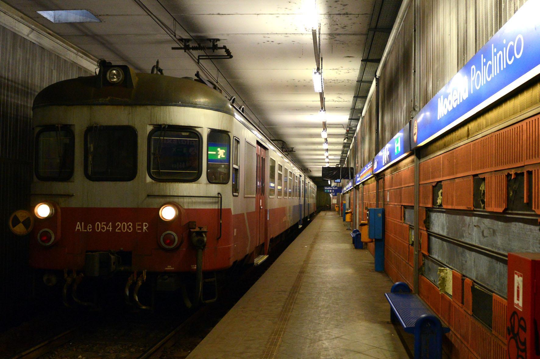 Uno dei treni che si muove sulla discussa tratta Modena-Sassuolo